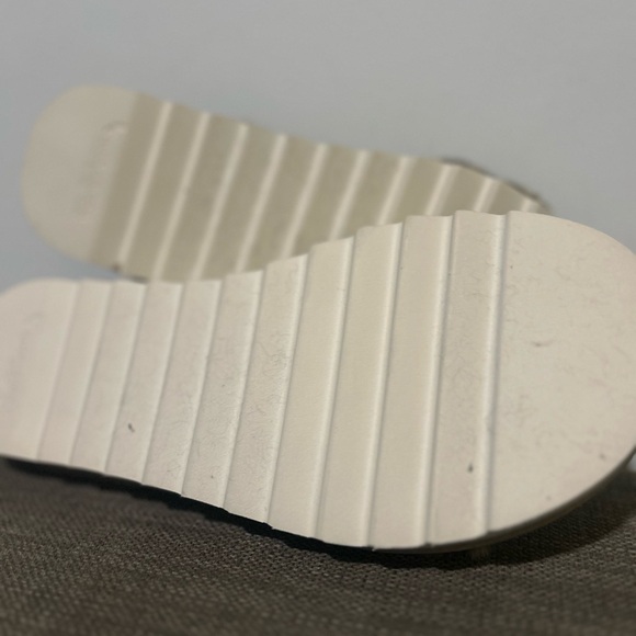 Kookaburra Leopard Print Fuzzy Slippers - Picture 7 of 7